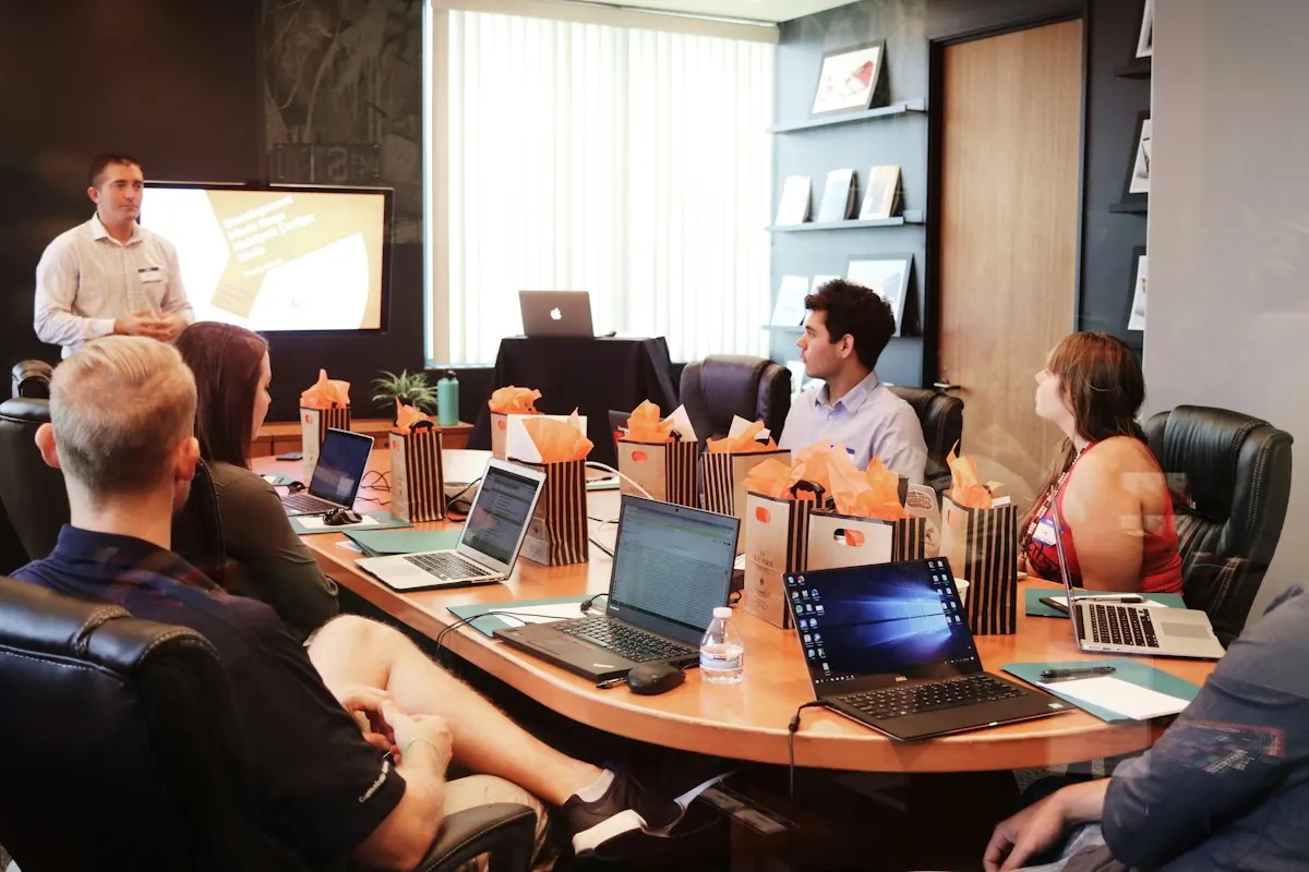 Team arbeitet im Workshop gemeinsam an einer Präsentation