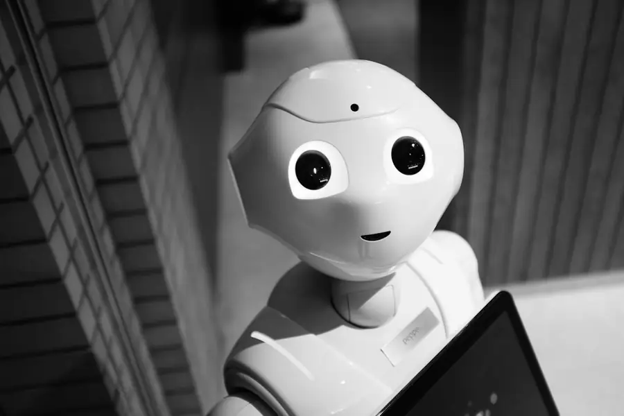 Humanoider KI-Roboter als Sinnbild für die KI-Schulung: Ihr Team lernt, KI im Arbeitsalltag sicher und sinnvoll einzusetzen