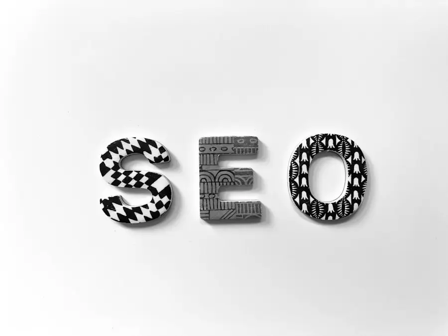 Buchstaben SEO auf hellem Grund: Sichtbarkeit bei Google und in KI-Suchen wie ChatGPT als Leistung von Klickpfad