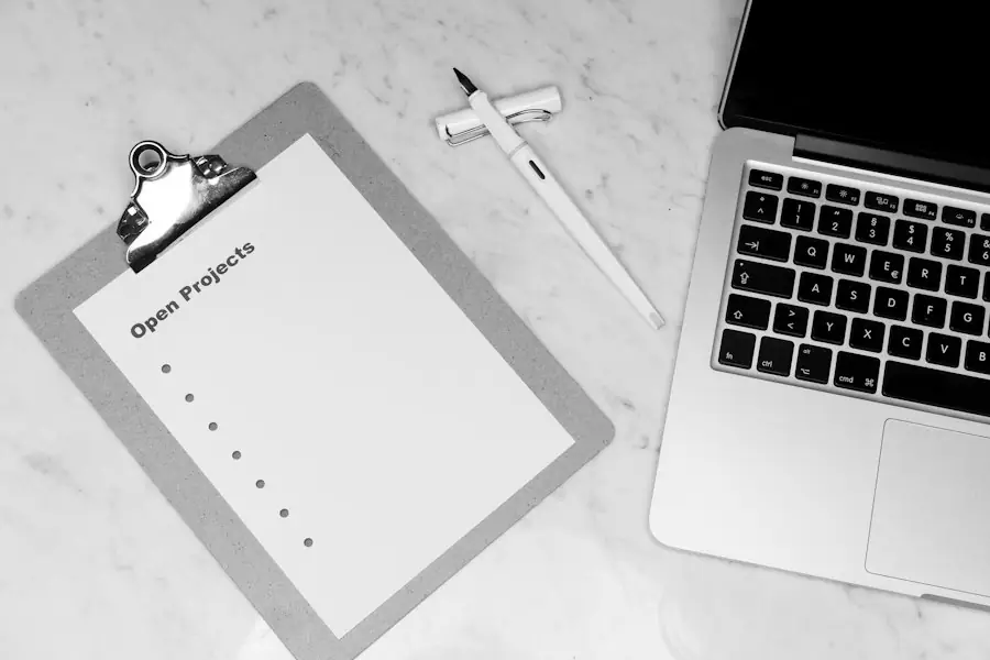 Klemmbrett mit Checkliste neben einem Laptop: Website-Audit mit klarem Befund, was Ihre Website heute ausbremst