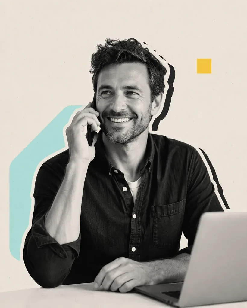Agenturinhaber am Telefon vor dem Laptop