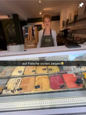 Eisvitrine von Der Eiswerker mit vielen Sorten, aufgenommen für ein kurzes Video im Feed