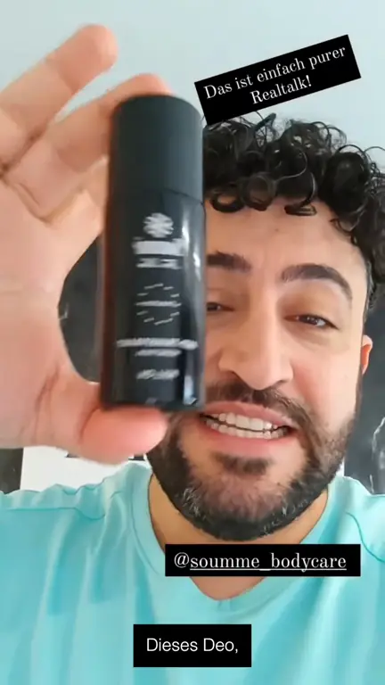 Standbild aus einem Kurzvideo von Soummé, in dem das Deo der Marke in die Kamera gehalten wird