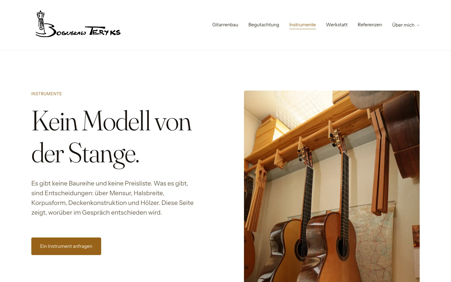 Seite „Kein Modell von der Stange“ von Teryks Gitarrenbau mit Instrumenten an der Wand und Knopf zur Anfrage
